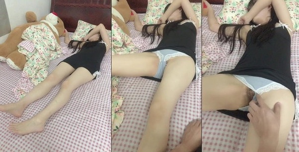 Bí mật lẻn vào phòng em họ khi cô ấy ngủ say, chỉ dám vuốt ve chứ chưa dám làm mạnh.