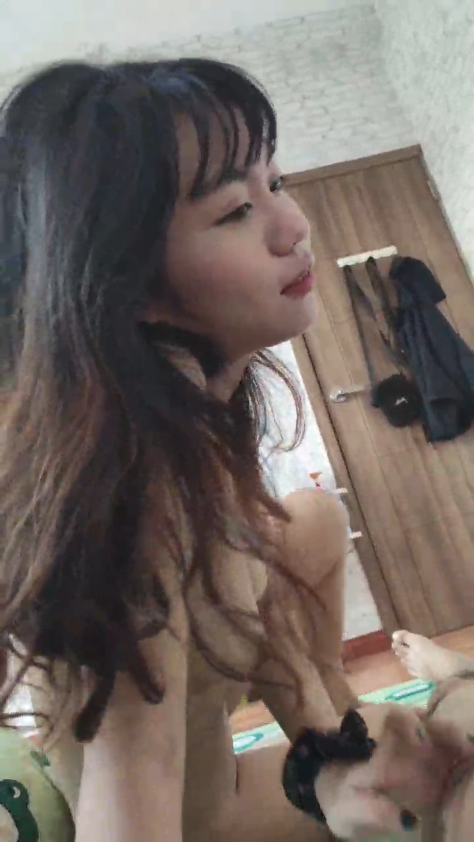 Cô em gái nhún hông mạnh bạo khiến cặc tôi rung lắc dữ dội