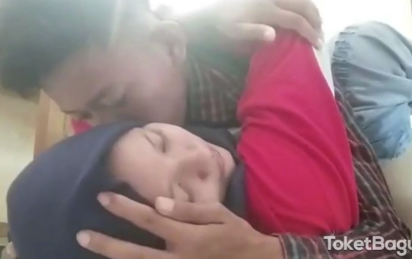 Gái Hồi Giáo Đeo Khăn Trùm Đầu Bị Bạn Trai Địt Cuồng Nhiệt Trong Phòng Ngủ