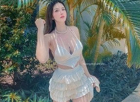 Nữ hoàng Chi Linh tự tin khoe trọn vóc dáng nóng bỏng quyến rũ đầy mê hoặc.