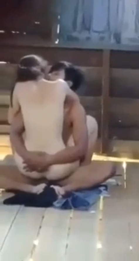 Quay lén cặp tình nhân quấn quýt cuồng si trong ngôi nhà gỗ bỏ hoang đầy dục vọng